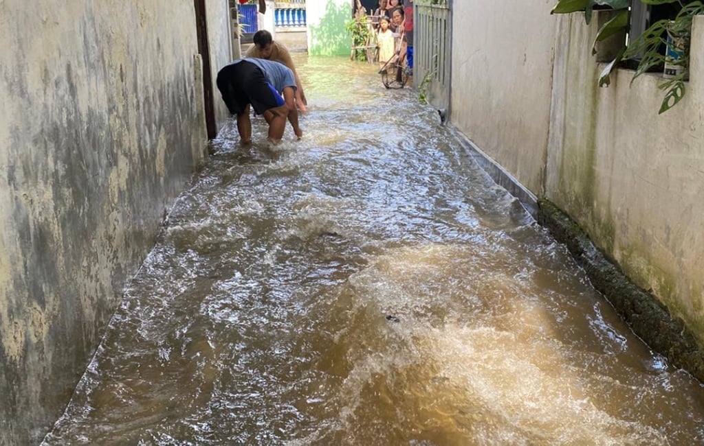 Warga Kampung Jati Jaktim Terkepung Banjir di Hari Kedua Lebaran, Ketinggian Air Tembus 1,5 Meter