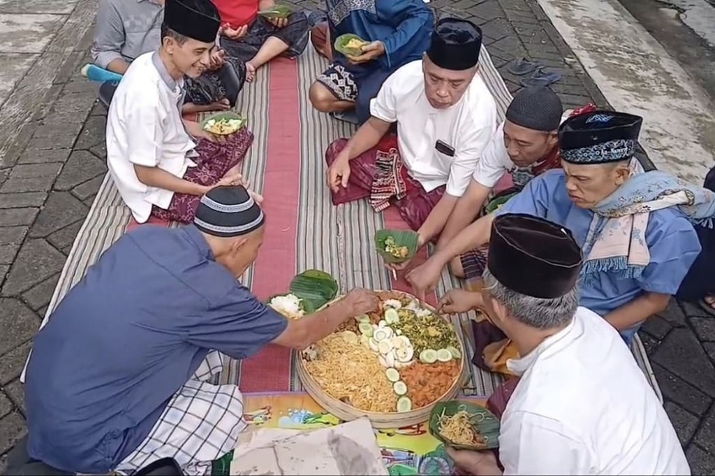 Unik! Tradisi Tumpengan Warnai Lebaran di Blora, Warga Makan Bersama di Masjid
