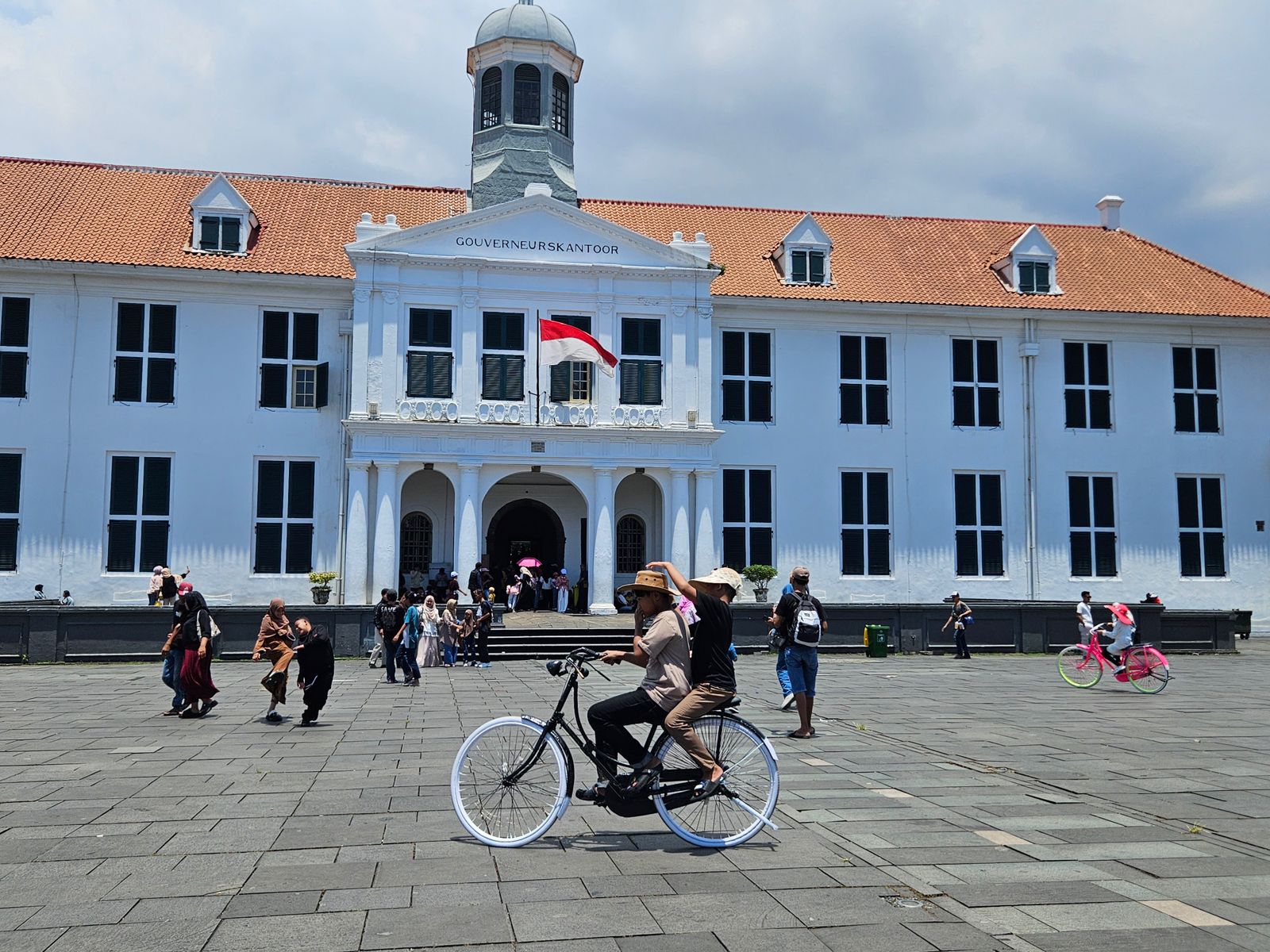 Libur Lebaran di Kota Tua Jakarta, Naik Sepeda Ontel hingga Pertunjukan Musik Keroncong