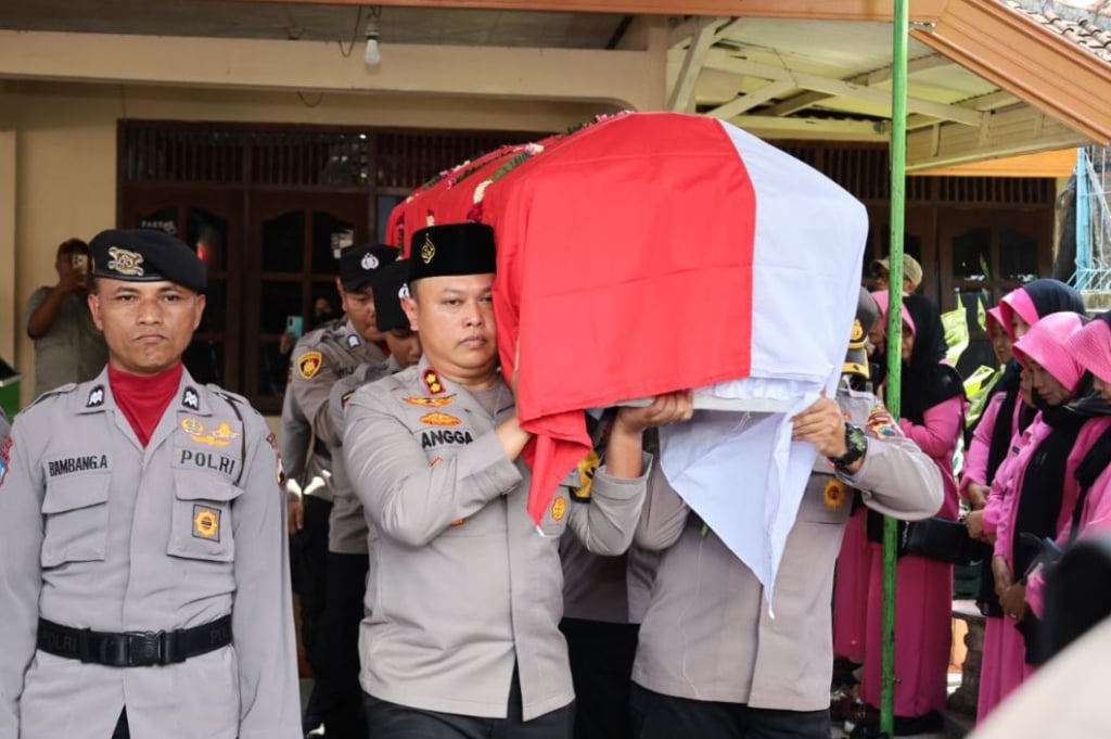 Momen Haru! Kapolres Sukoharjo Panggul Peti Jenazah Anggota yang Meninggal saat Lebaran