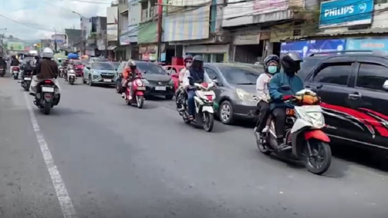 Antrean Kendaraan Menuju Jakarta Mengular dari Karangtengah hingga Simpang Cikidang