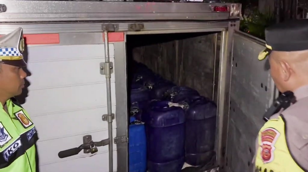 Mobil Boks Angkut 1.500 Liter Tuak Terjaring Razia One Way, Sopir Coba Kabur