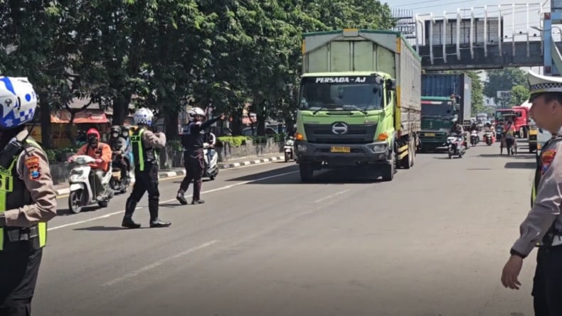 Polisi Razia Angkutan Barang Selama Arus Balik Lebaran di Sidoarjo, Melanggar Ditilang