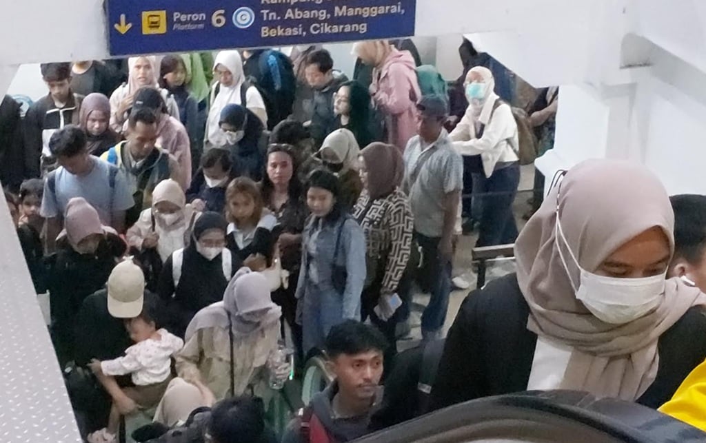 Puncak Arus Balik, Ratusan Pemudik Tiba di Stasiun Pasar Senen Malam Ini