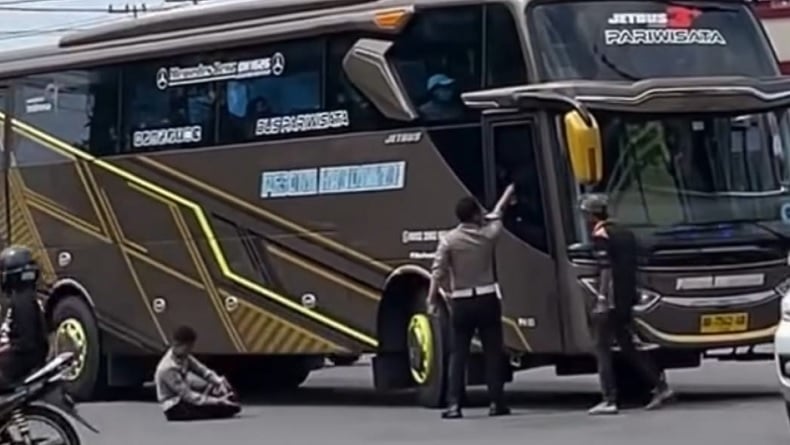 Viral di Madiun! Bus Pariwisata Senggol Polisi Saat Putar Balik Berujung Bersitegang