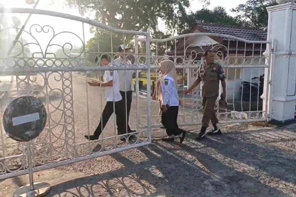 ASN di Asahan Berlarian Masuk Kantor Bupati, Panik Terlambat Apel Perdana usai Lebaran