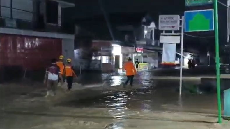 Banjir Rendam Ratusan Rumah di Brebes, Akses Pejagan–Prupuk Menuju Purwokerto Ditutup
