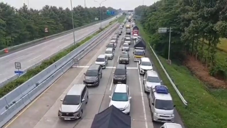 Banyak Kendaraan Berhenti di Bahu Jalan, Tol Palimanan Macet hingga 5 Km