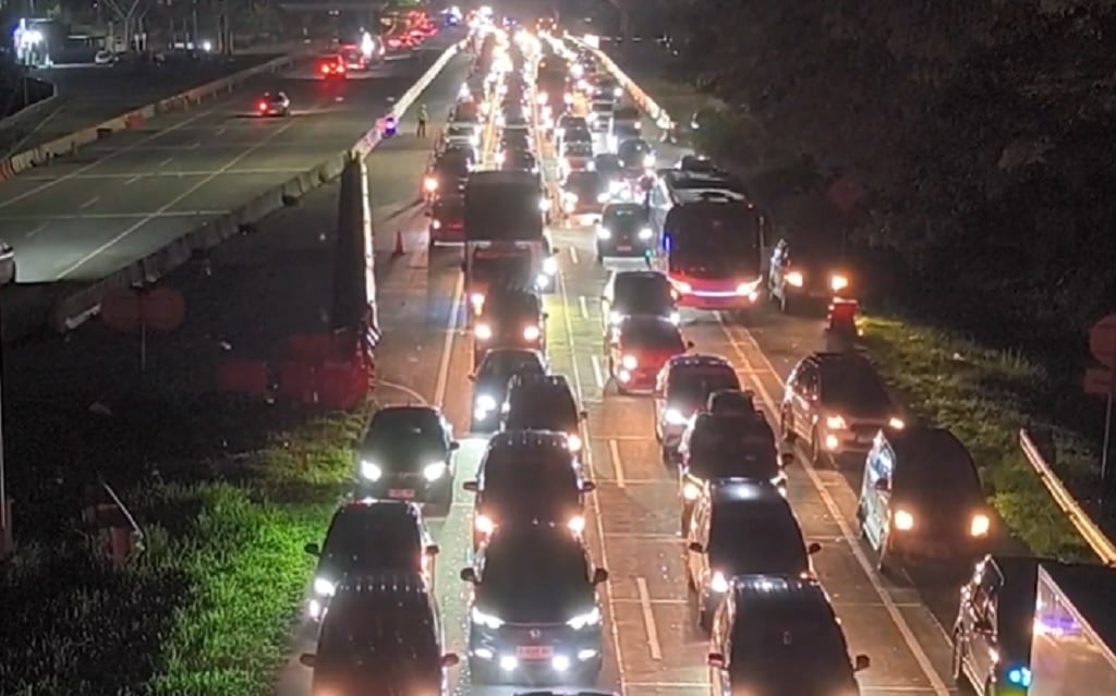 Tol Cipali Macet Horor 34 Km Imbas Ribuan Pemudik Berhenti di Bahu Jalan