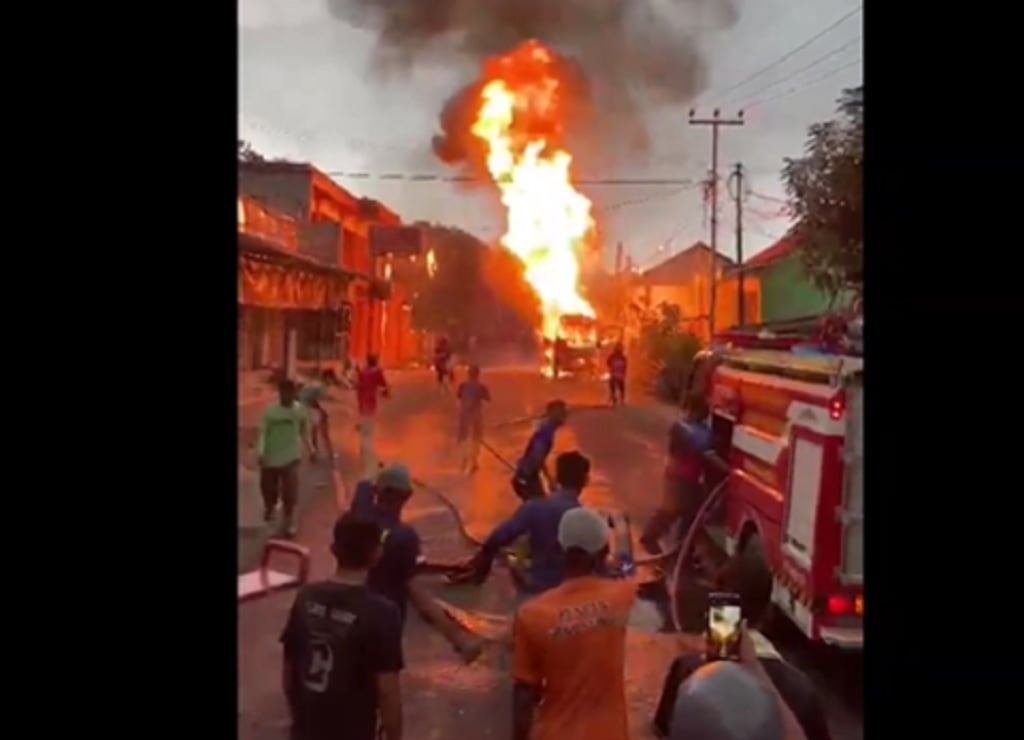 Truk Tabung Elpiji 3 Kg Terbakar di Jalur Sukabumi-Palabuhanratu, Warga Panik Ketakutan