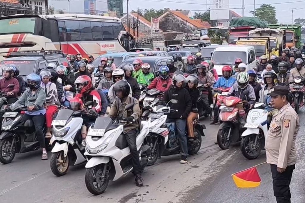 Arus Balik Lebaran Padat di Pantura Cirebon, Ribuan Pemudik Motor Terjebak Macet 3 Km
