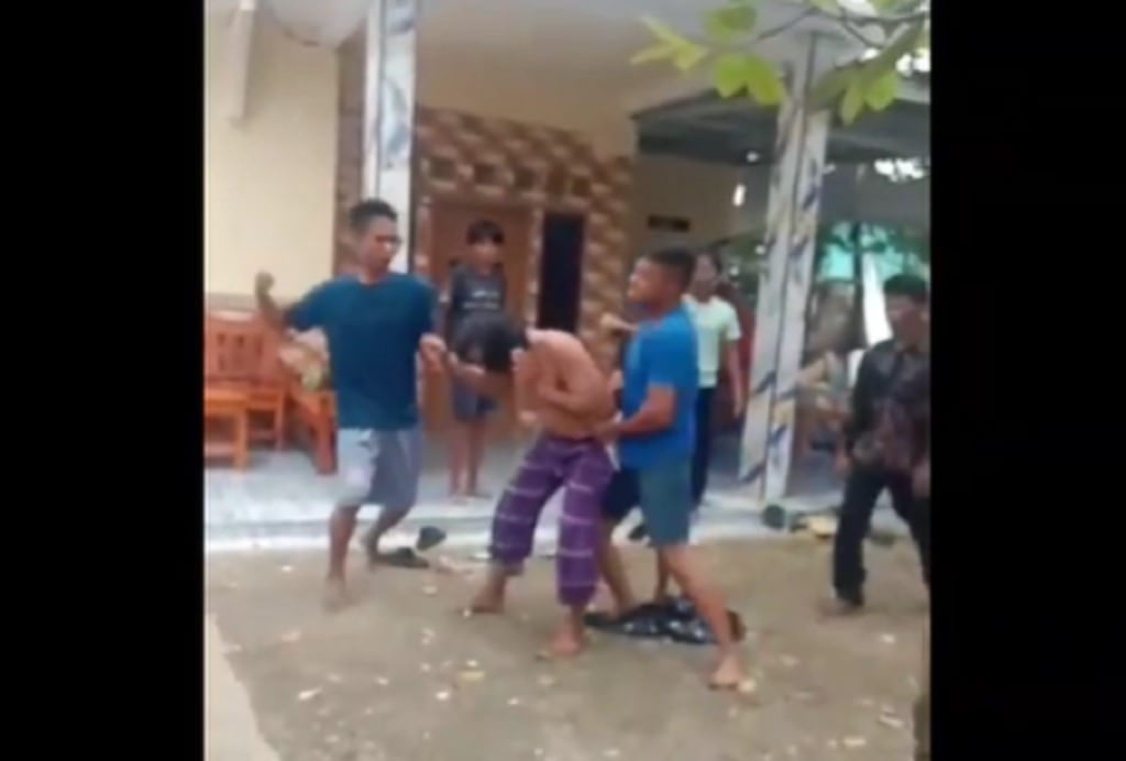 Oknum Ustaz di Karawang Dihajar Warga usai Tepergok Tiduri Istri Orang