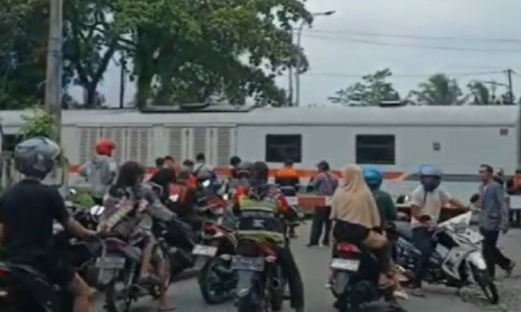 KA Kamandaka Mogok di Pintu Pelintasan Purwokerto, Jalur Mudik Macet Total