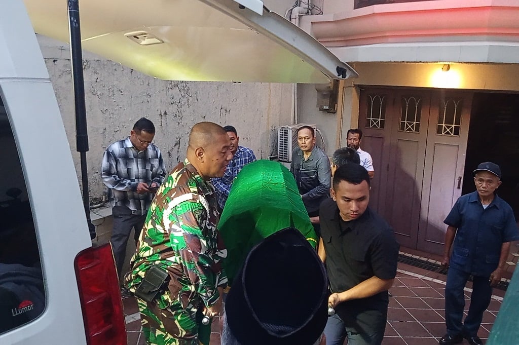 Jenazah Mantan Menhan Juwono Sudarsono Tiba di Rumah Duka, Pelayat Berdatangan