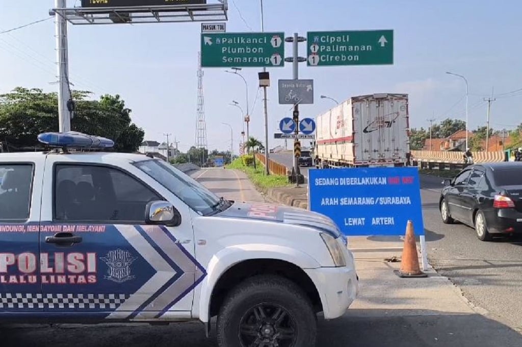 Dampak One Way di Tol, Jalur Arteri Pantura Cirebon Macet hingga 5 Km