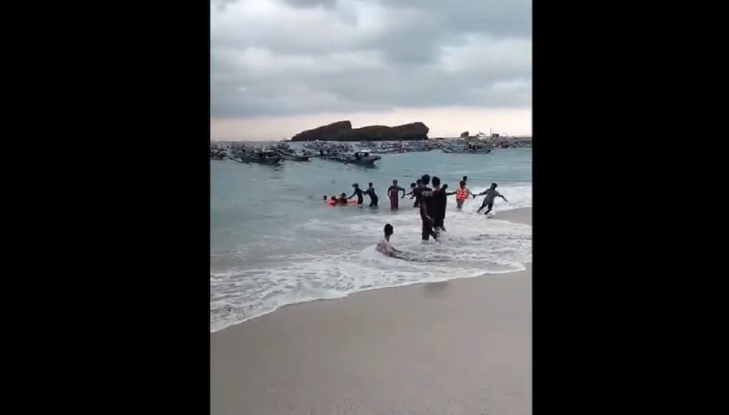 Petaka Swafoto di Pantai Papuma Jember, 3 Remaja Tergulung Ombak, 1 Hilang