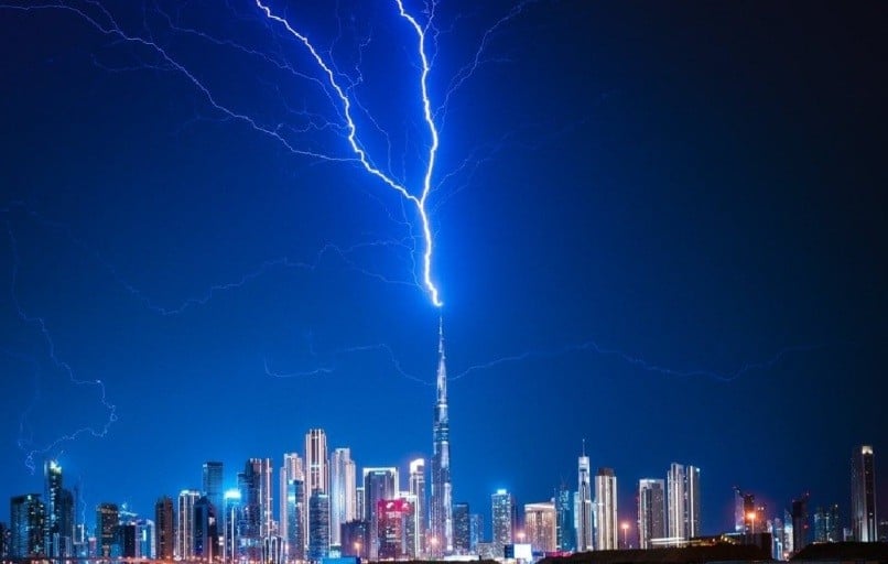 Setelah Diserang Rudal dan Drone Iran, Dubai Diterjang Badai Petir