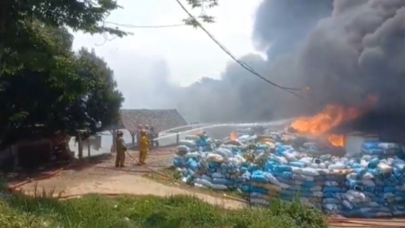 Kebakaran Pabrik Helm di Bogor, Karyawan Panik Berhamburan ke Luar