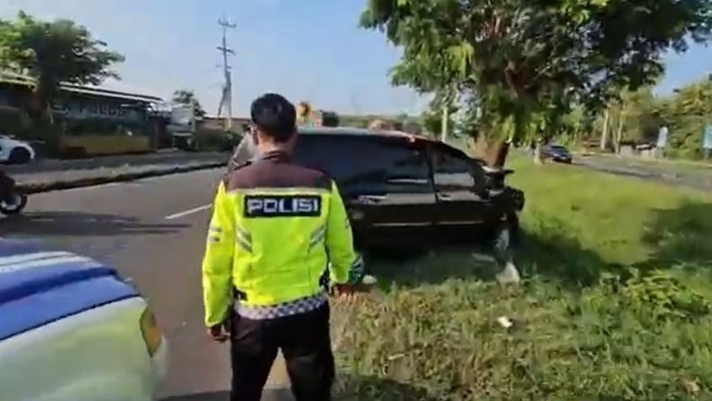 Kecelakaan Mobil Travel di Akses Suramadu Bangkalan, 7 Orang Tergeletak