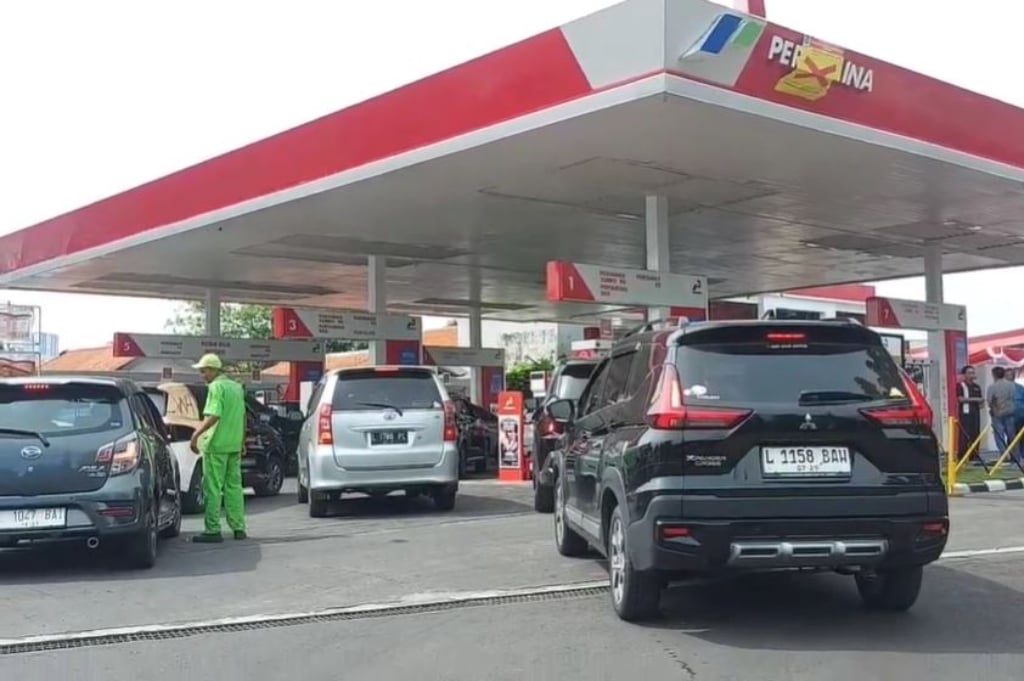 Ramai Isu Harga BBM Naik, Warga Surabaya Rela Antre di SPBU Mengaku Takut Kehabisan