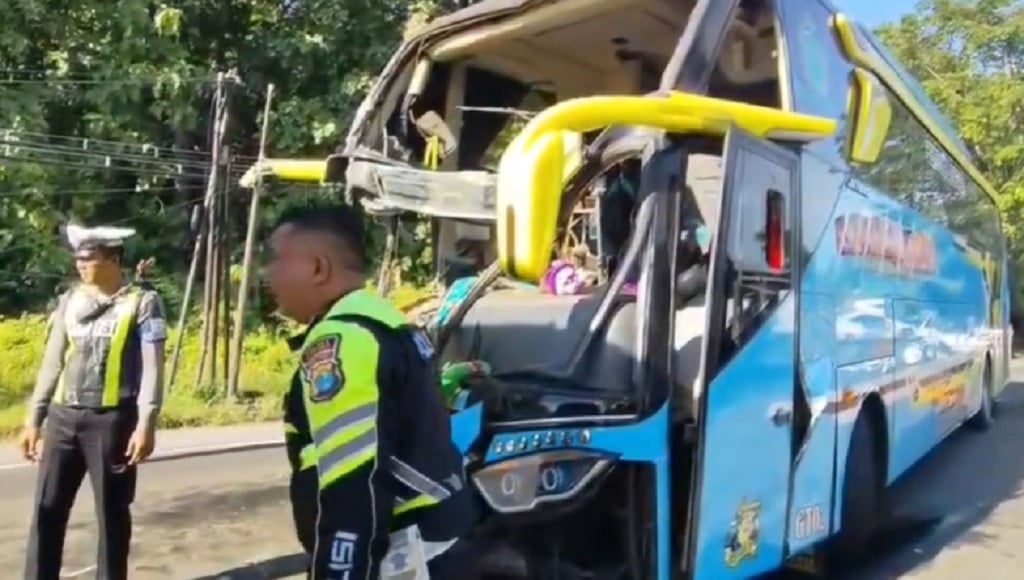Kronologi Bus Tabrak Truk Tronton di Jalur Pantura Situbondo Tewaskan 2 Orang