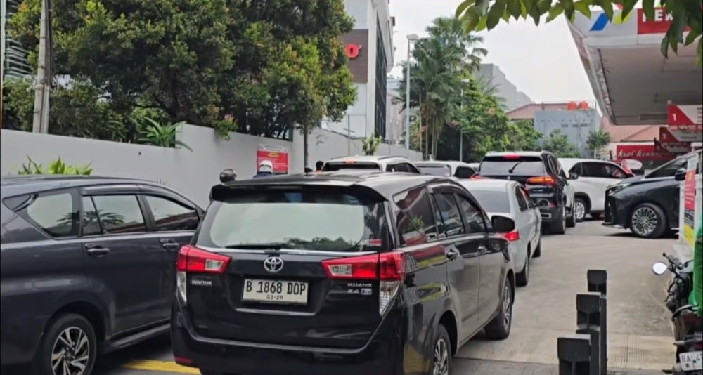 Antrean Kendaraan Mengular di SPBU Cikini usai Harga BBM Dikabarkan Naik