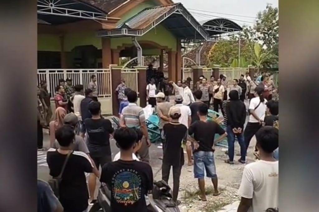 Viral Aksi Demo Ricuh Warga di Lamongan Tuntut Kades Mundur hingga Nyaris Dikeroyok