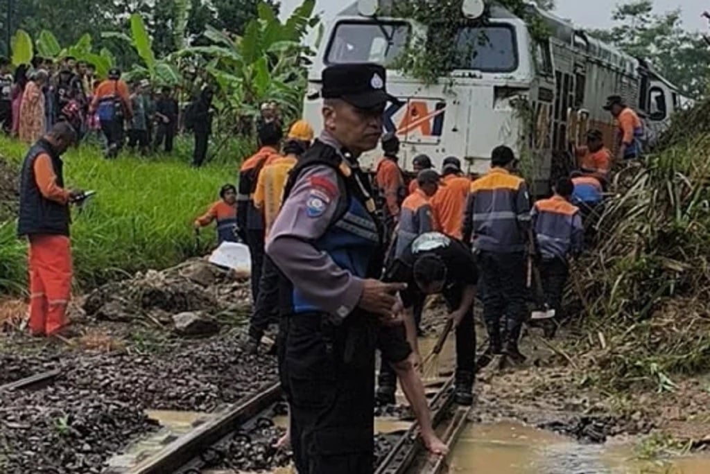 KA Ciremai Terjebak Longsor di Bandung Barat, 500 Penumpang Dievakuasi