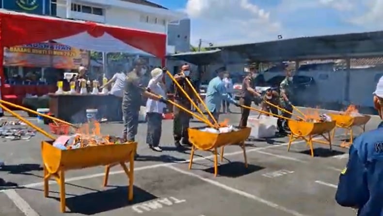 Kejari Jember Musnahkan Barang Bukti Berbagai Kasus Kejahatan, Narkotika hingga Senpi