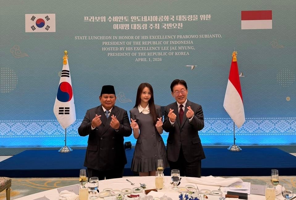 Viral Carmen Hearts2Hearts Ketemu Prabowo dan Lee Jae Myung di Blue House, Fotonya Gemas!
