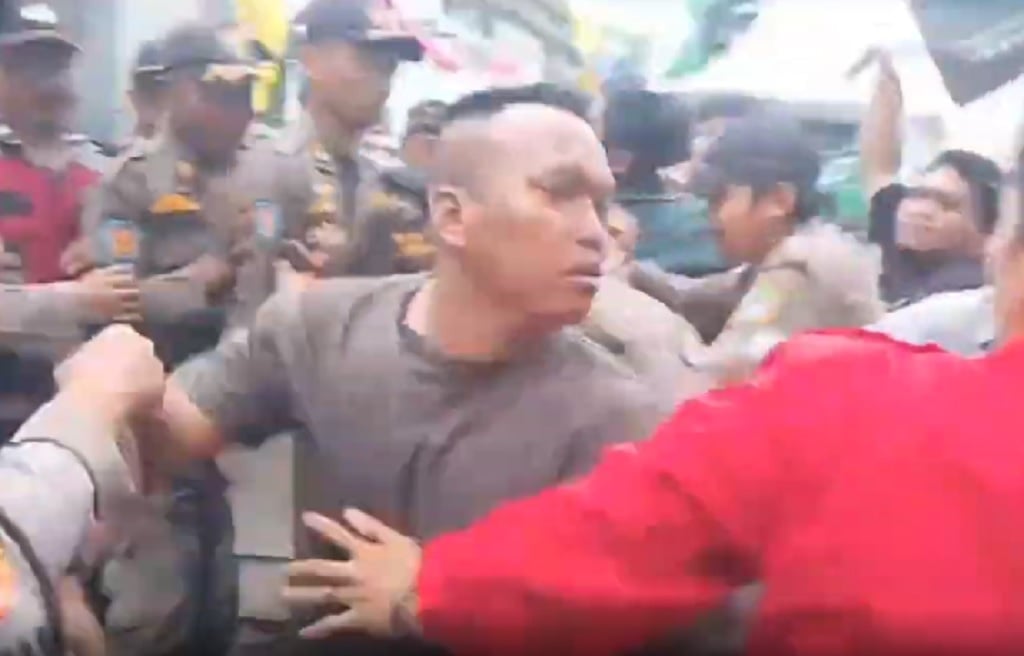 Demo Mahasiswa di Kantor Bupati Bekasi Ricuh, Massa Baku Hantam dengan Petugas