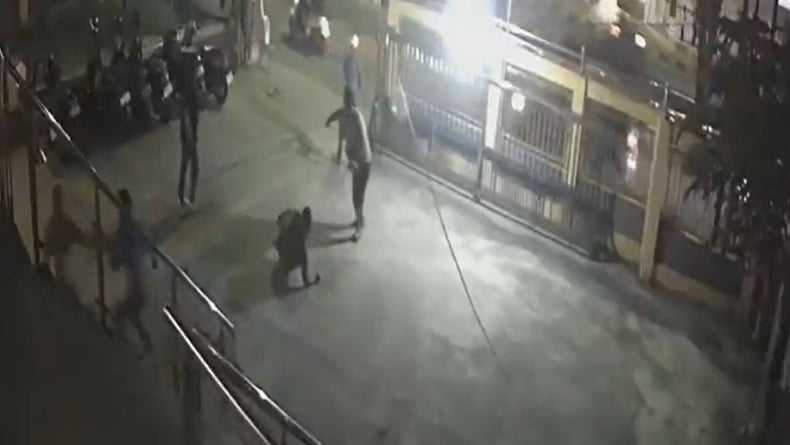 Brutal! Detik-Detik 2 Juru Parkir Dibacok di Samarinda Terekam CCTV