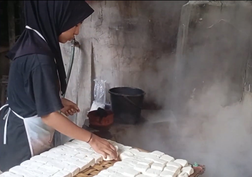 Harga Kedelai Impor Melejit Imbas Perang AS-Iran, Perajin Tahu di Tegal Menjerit