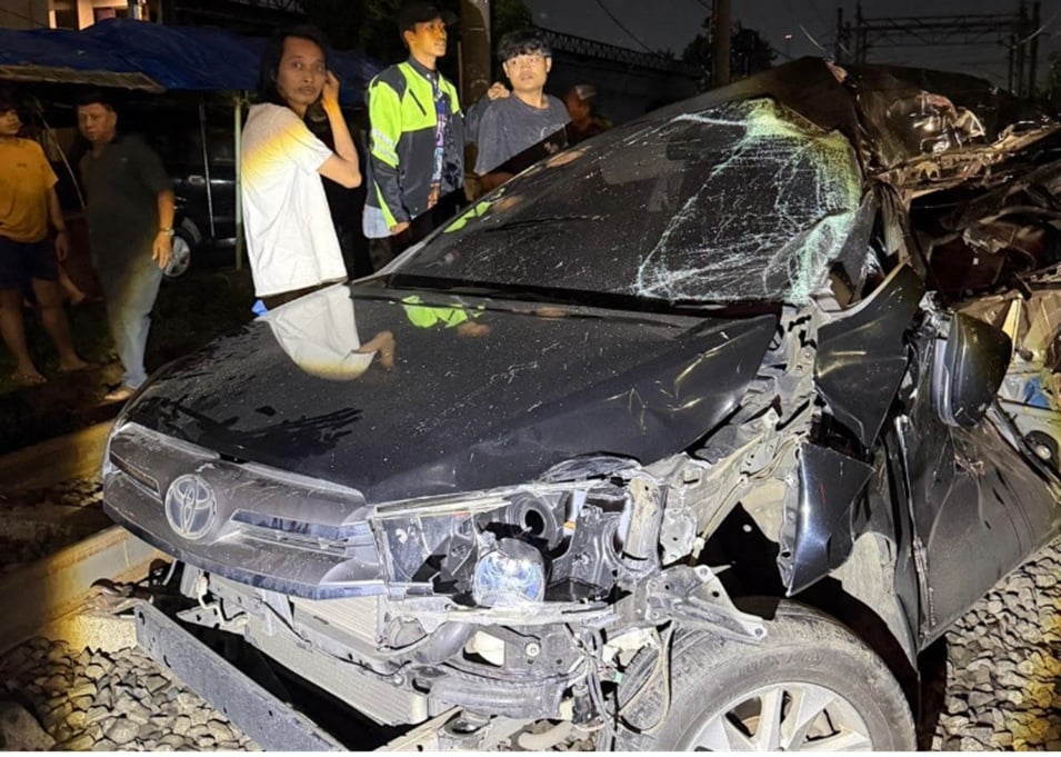 Mobil Innova Tertabrak Kereta di Bogor, Sopir Kabur