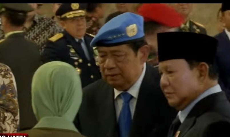 Tangis Pecah, Prabowo Peluk Keluarga 3 Prajurit TNI Gugur di Lebanon