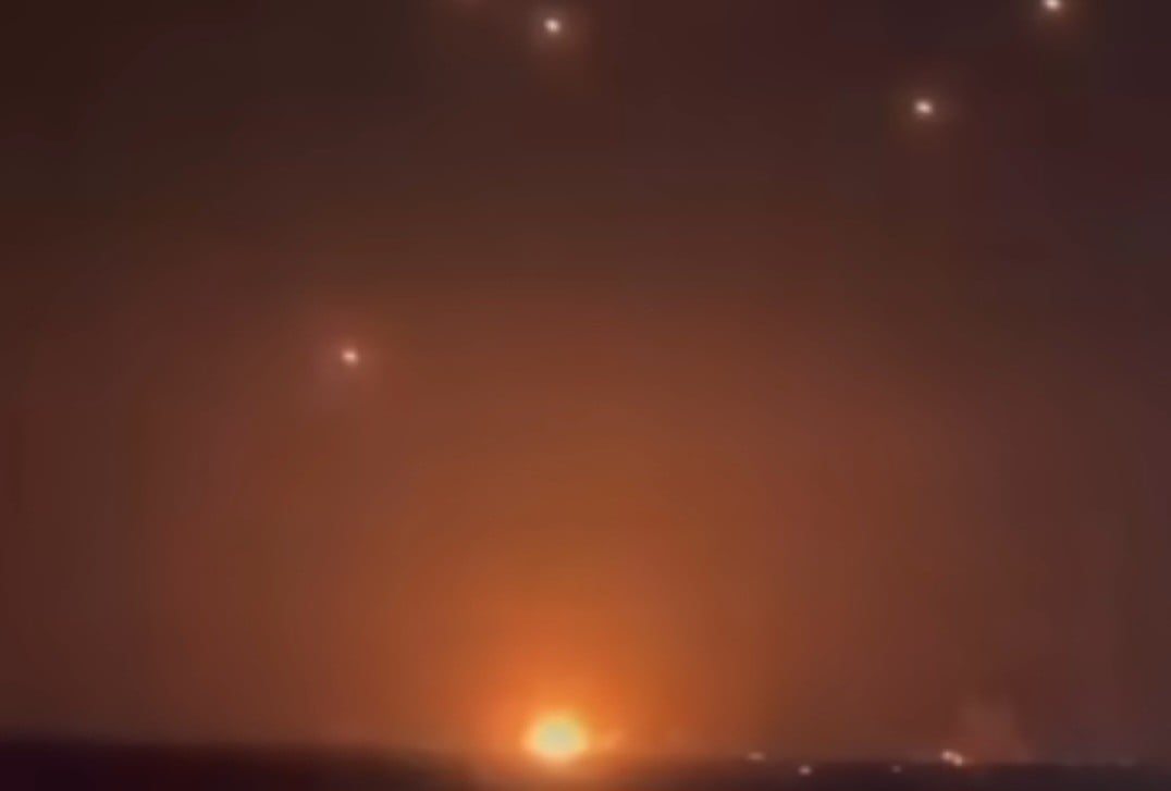 Iran Gempur Israel Habis-habisan, Pabrik hingga Apartemen di Beberapa Kota Terbakar