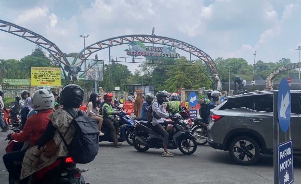 Ragunan Diserbu Pengunjung saat Libur Panjang Paskah, Lalu Lintas Padat