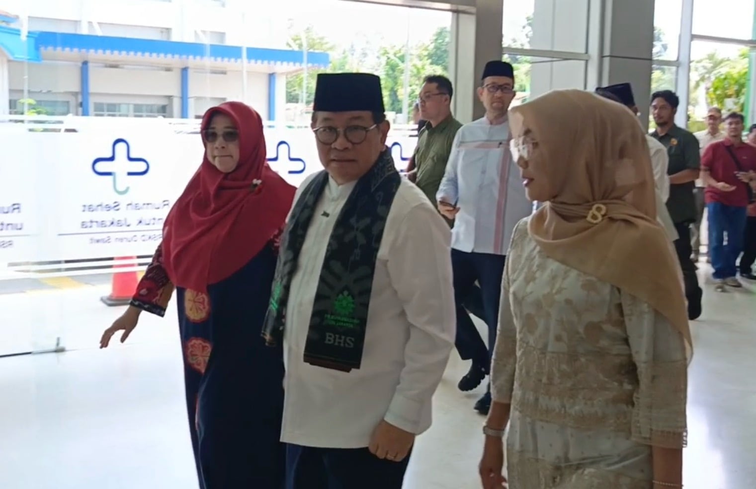 Pramono Jenguk Siswa SD yang Diduga Keracunan di RS Duren Sawit