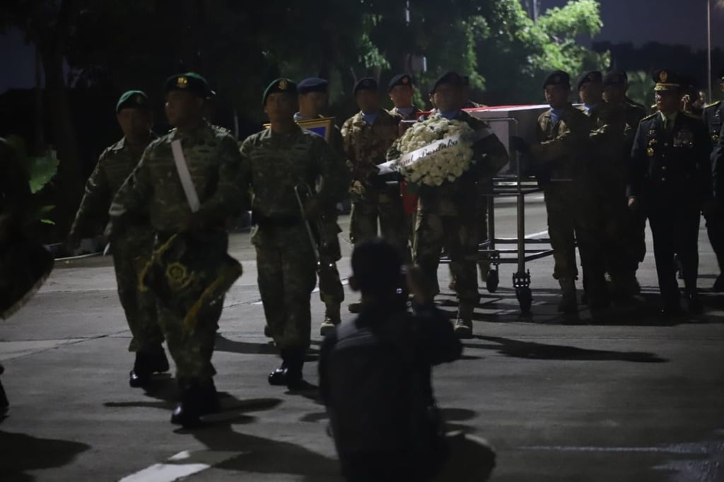 Jenazah Mayor Anumerta Zulmi Tiba di Lanud Husein Sastranegara, Dibawa ke Rumah Duka