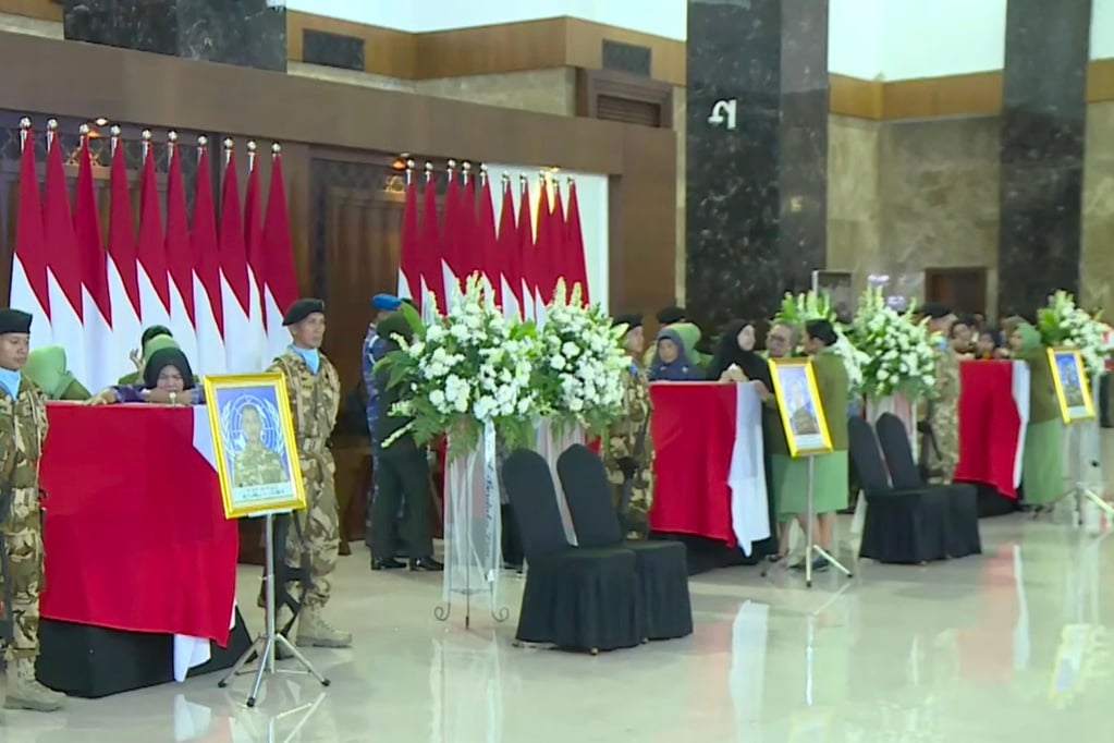 Momen Keluarga Peluk Peti Jenazah 3 Prajurit TNI Gugur di Lebanon, Isak Tangis Tak Terbendung