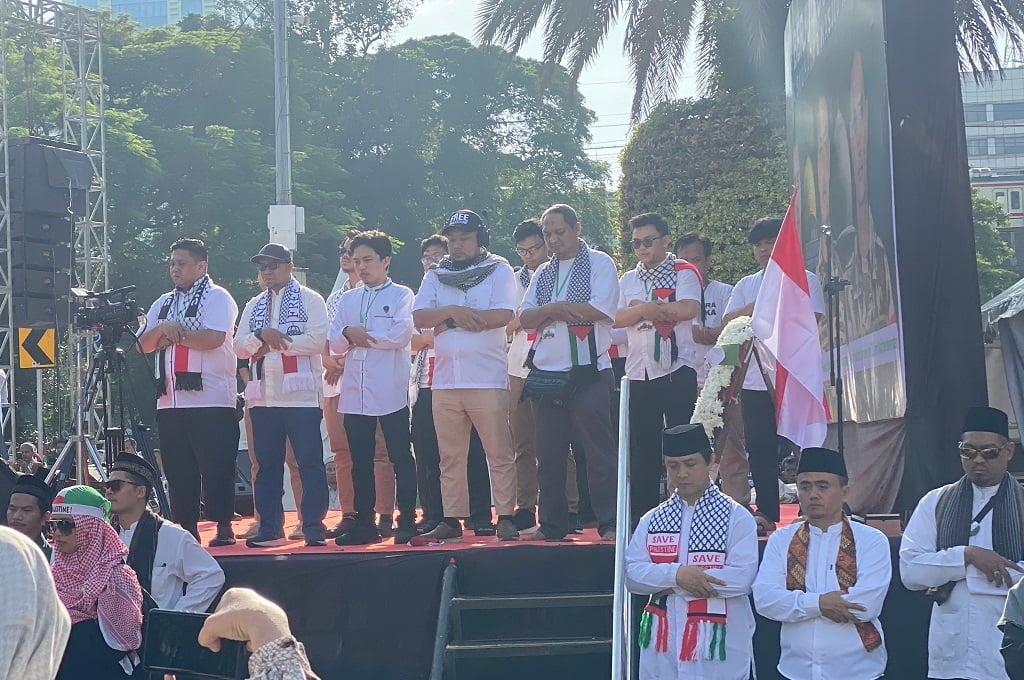 Aksi Damai di Depan Kedubes AS, Massa Salat Gaib untuk 3 Prajurit TNI Gugur di Lebanon