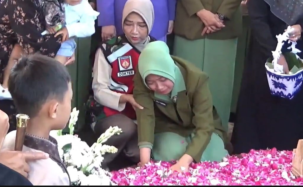 Pemakaman Prajuit TNI, Tangis Istri Kopda Anumerta Farizal Pecah di TMP Giripeni