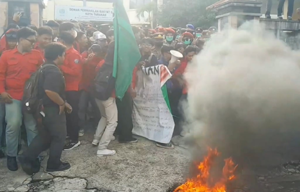 Demo Mahasiswa di Gedung DPRD Tarakan Ricuh, Massa dan Polisi Saling Dorong