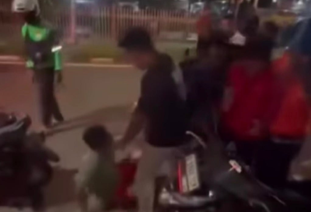 Viral Pemotor Baku Hantam dengan Sopir Angkot di Jaktim, Dipicu Teguran