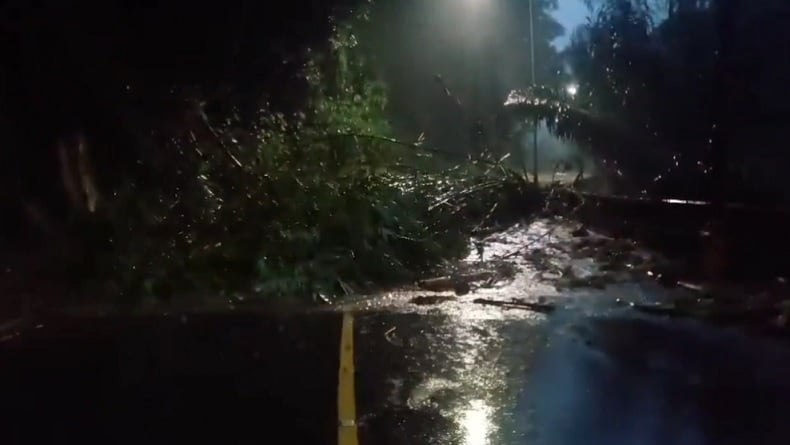 Longsor, Jalur Cadas Pangeran Sumedang Ditutup Total