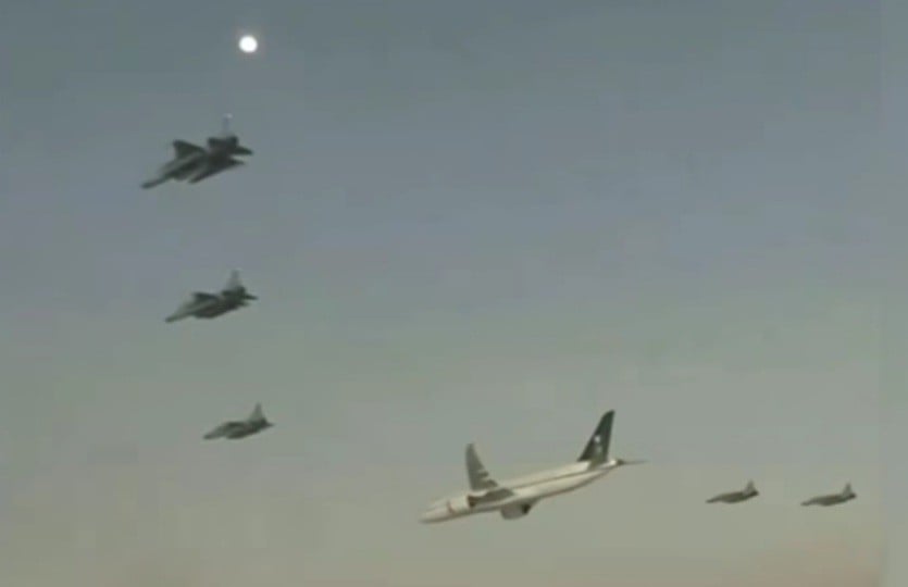 Momen Jet-Jet Tempur Pakistan Bentuk Perisai Lindungi Pesawat Delegasi Iran dari Seragan Israel