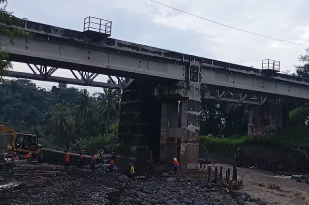 Pilar Jembatan KA di Sungai Pedes Brebes Tergerus Arus, Perjalanan Kereta Terganggu