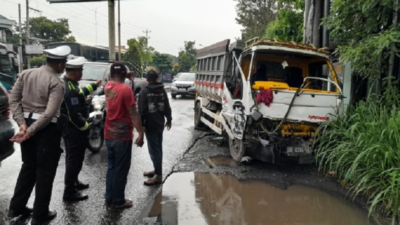 Truk Pasir Rem Blong Tabrak Truk Tronton di Sukoharjo, Sopir Terjepit Kabin Ringsek