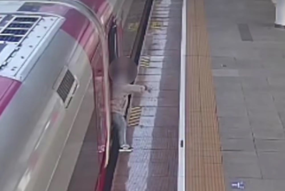 Viral Penumpang Tahan Pintu Kereta Whoosh, KCIC Buka Suara