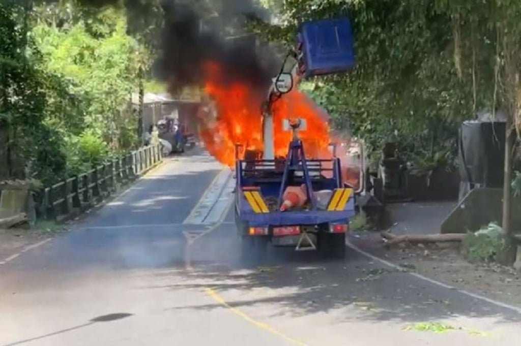 Geger! Truk Skylift Dishub Gianyar Terbakar Hebat saat Pangkas Pohon